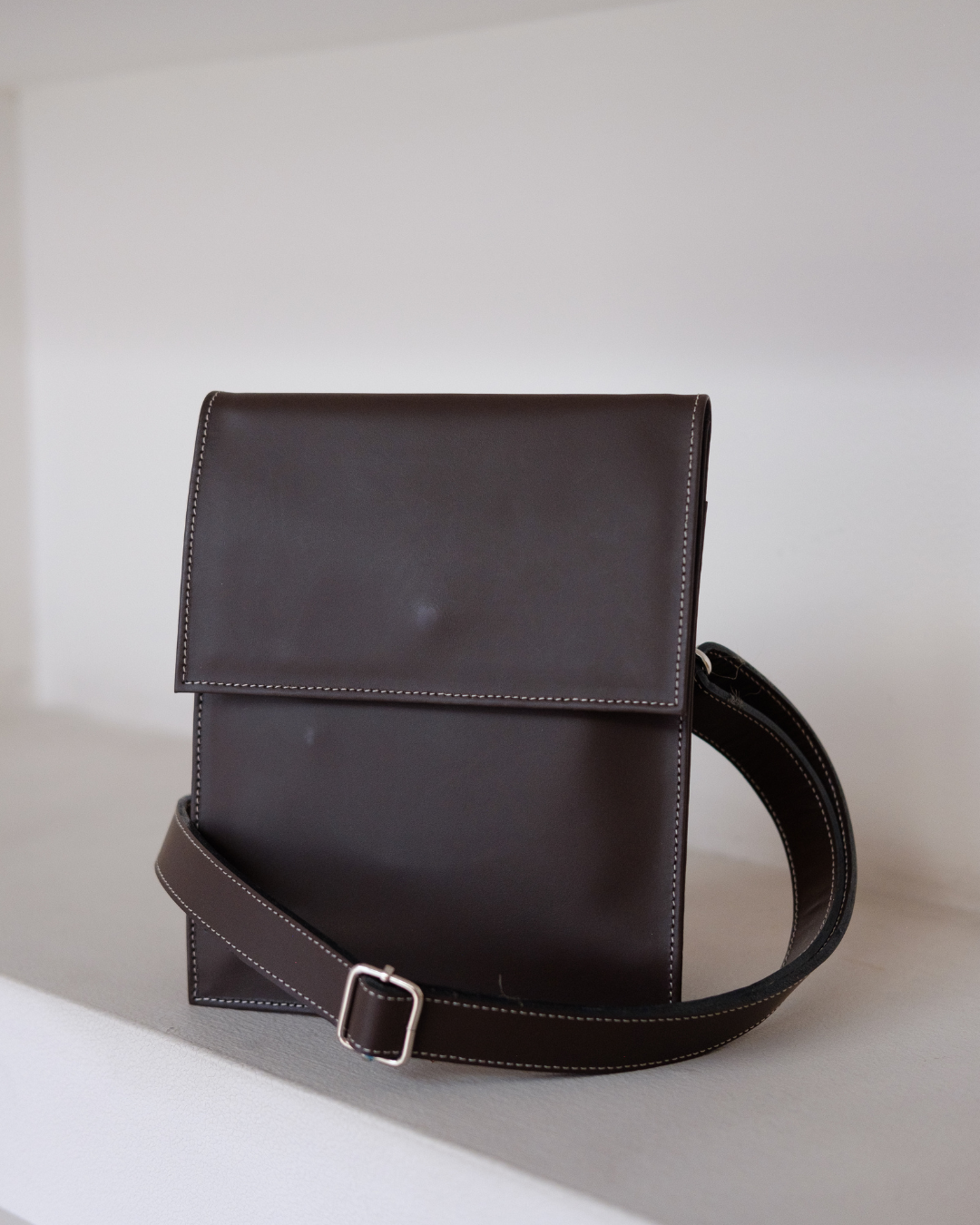 Crossbody clip cuero clásico