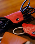 Organizador para cables de cuero