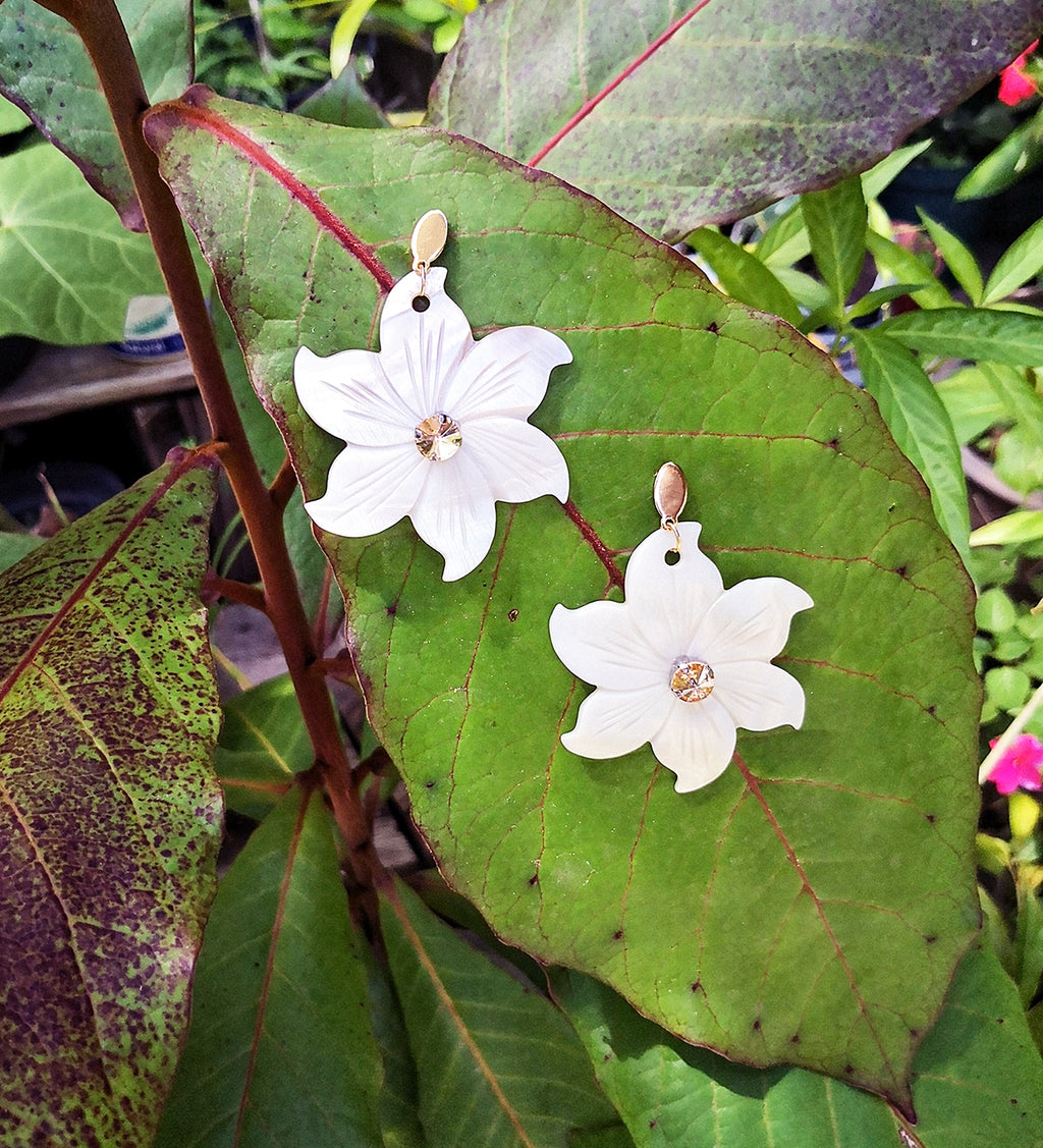 Aretes de Flor Concha Nacar, Joyería Experimental de la Colección Guachi por ANA LOW
