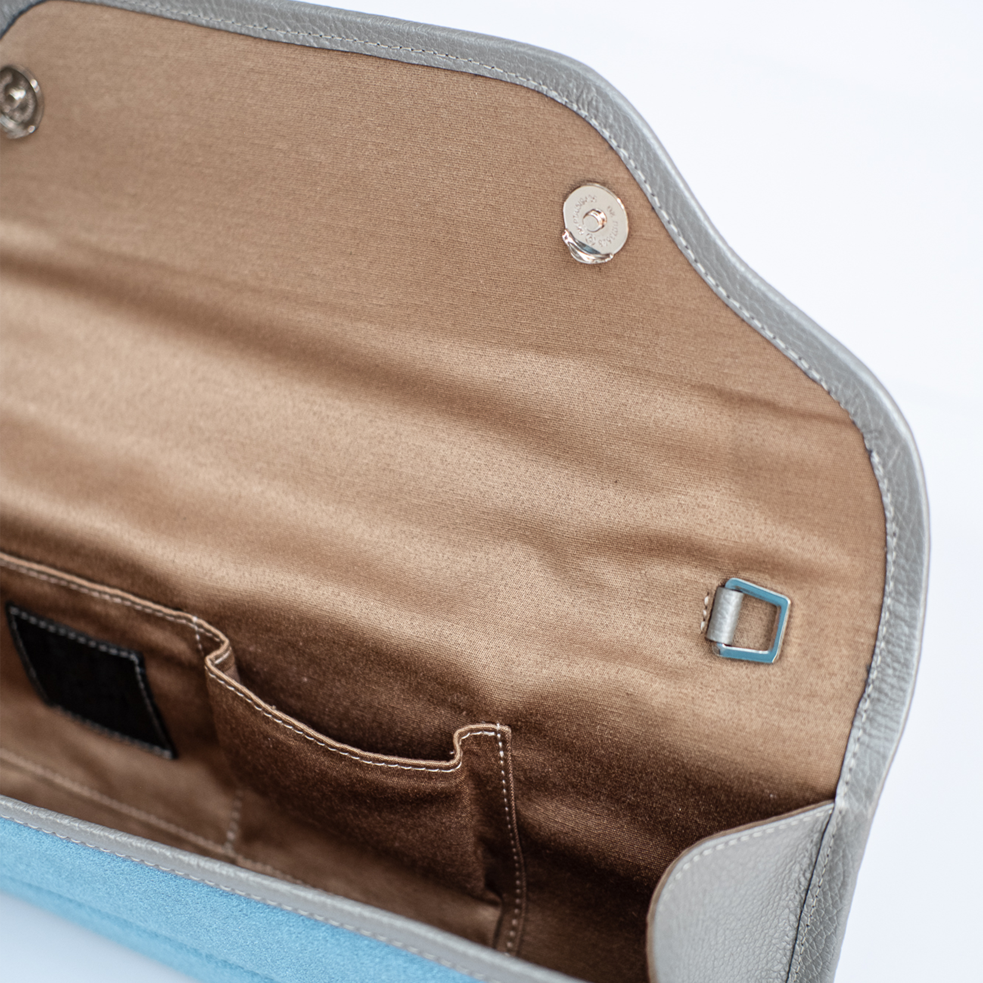 Clutch Baguette Fragmenta Azul con Plata