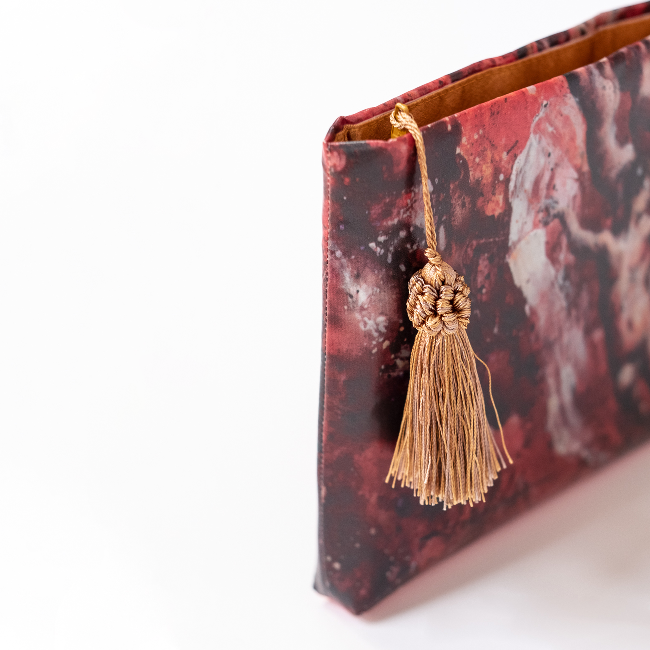 Clutch con arte de Armando Lara, SIGNOS DE ENLACE