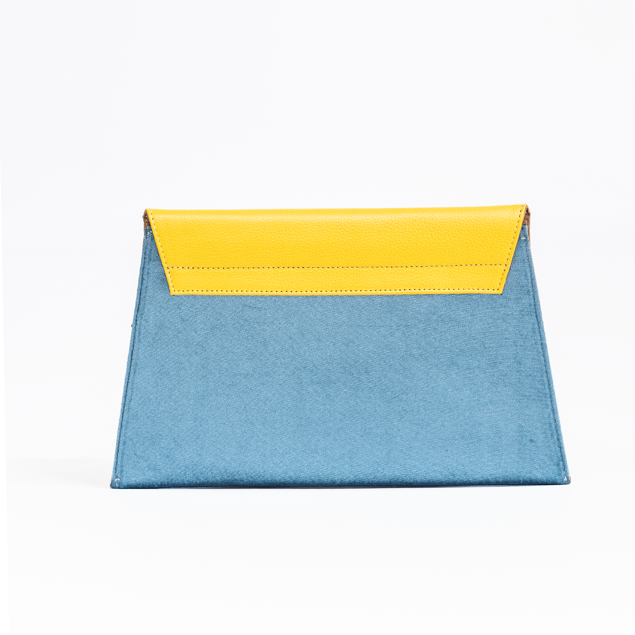 Clutch de Cuero Amarillo con Terciopelo Azul Claro,  Frente.  Diseño por Estudio 1331 Honduras