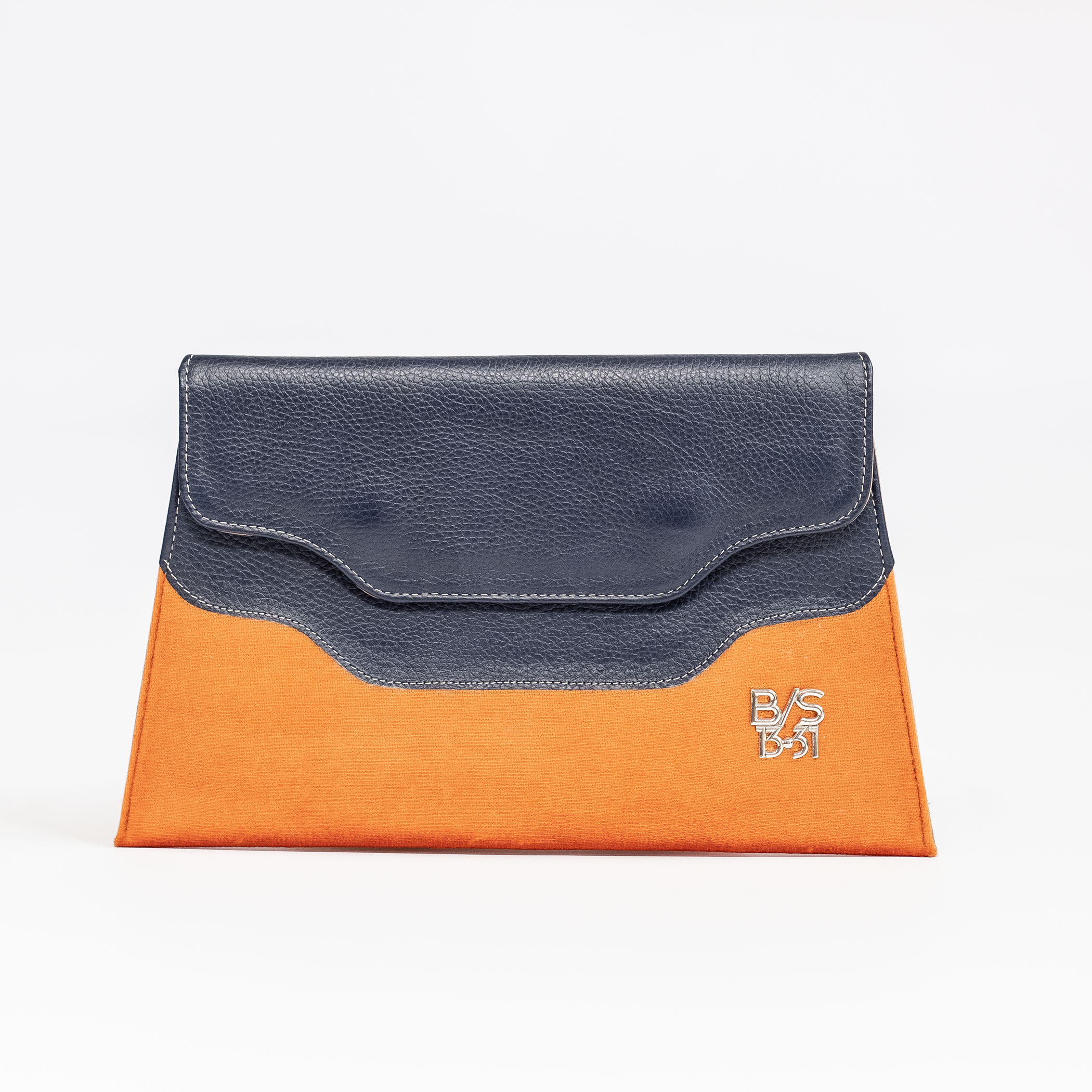Clutch de Cuero Azul Oscuro con Terciopelo Azul Naranja,  Frente.  Diseño por Estudio 1331 Honduras